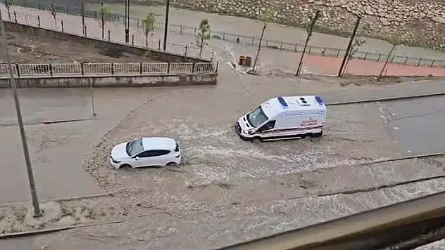Nusaybin'de sağanak cadde ve sokaklar göle döndü
