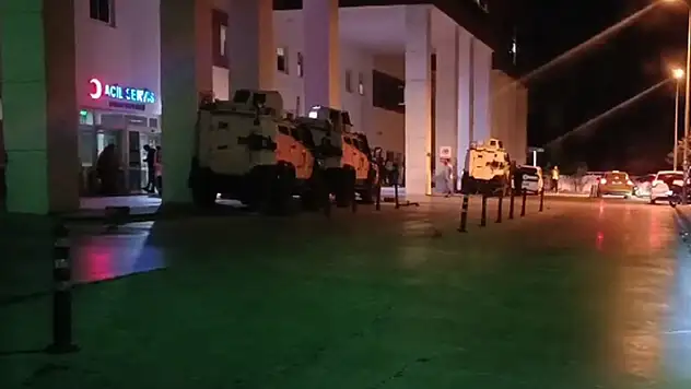 Nusaybin'de trafikte silahlı 'yol verme' kavgası: 3 yaralı 
