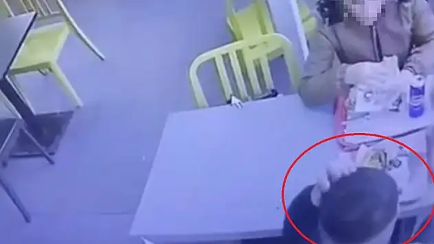 O film gerçek oldu: Kopardığı saçını yemeğine böyle attı
