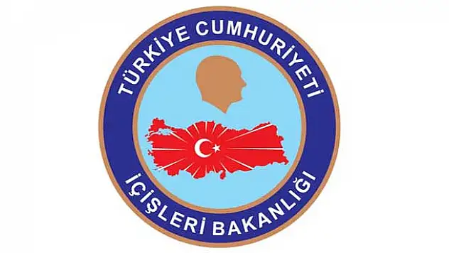 O fotoğrafla ilgili 2 kişi görevden alındı