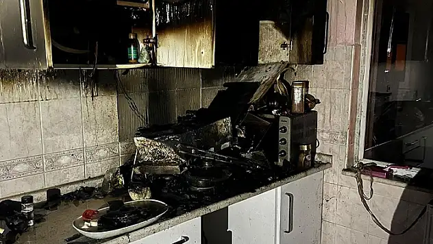 Ocakta unutulan yemek mutfağı yaktı
