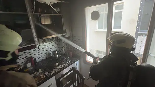 Ocakta unutulan yemek yangına neden oldu anne ve 2 çocuğu hastaneye kaldırıldı