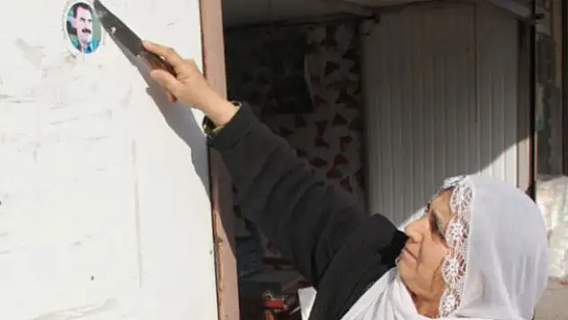 Öcalan çıkartmasını bıçakla kazıdı