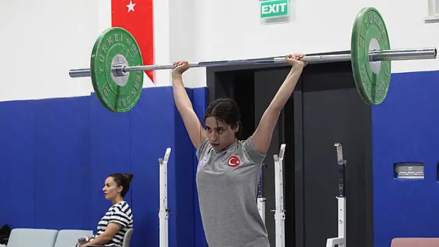 Ödev sayesinde halterle tanıştı, birçok altın madalya kazandı
