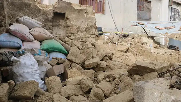 Odun almak için girdiği kerpiç ev mezarı oldu
