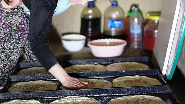 Odun ateşinde pişirdiği güdük böreği geçim kaynağı oldu
