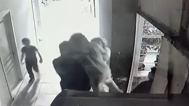 Öfkelendiği çocuğu havaya kaldırıp yere attı
