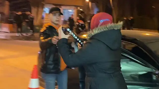 Öfkeli anne çakarlı lambayı oğlunun başında parçaladı
