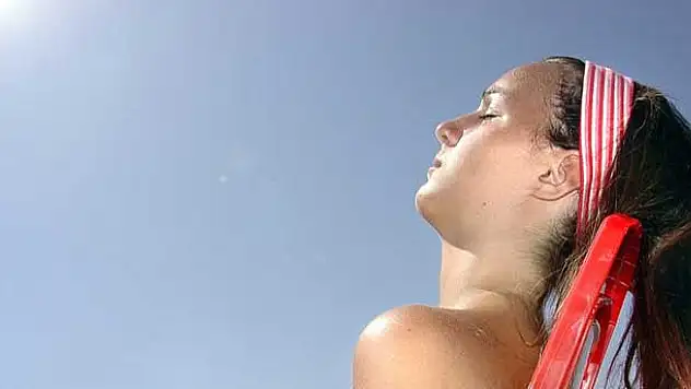Öğle saatlerinde güneşlenenlere uyarı!