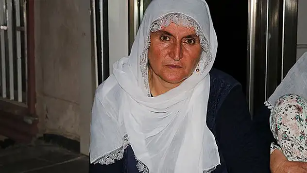 Oğlu için geceyi HDP İl Başkanlığının önünde oturarak geçirdi