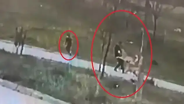 Oğlu için kendini feda etti, köpek sürüsünün arasında kaldı! Çenesi kırıldı, elleri parçalandı
