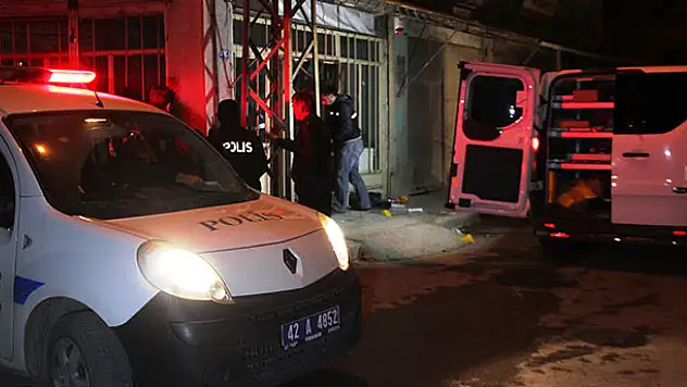 Oğlu ile kavga eden kiracıları cipini kundakladı