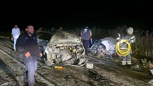 Oğlunun kullandığı otomobili sollamaya çalışan baba, kazaya neden oldu: 3 ölü, 5 yaralı
