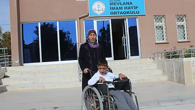 Oğlunun okuması için her fedakarlığı yapıyor