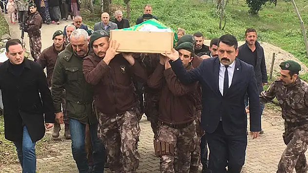 Oğlunun şehit edilişinin 14. seneyi devriyesinde oğlunun yanına gömüldü