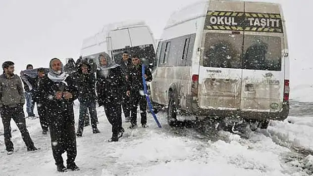 Öğrenci servis minibüsü kar nedeniyle yolda kaldı