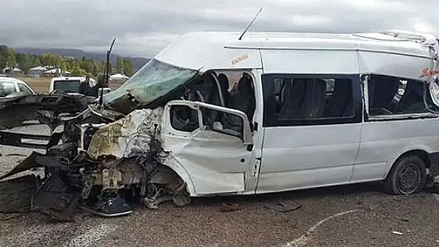 Öğrenci servisi tarlaya uçtu: 12 yaralı