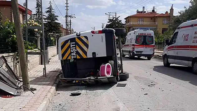 Öğrenci servisiyle kamyonet çarpıştı: 5 yaralı