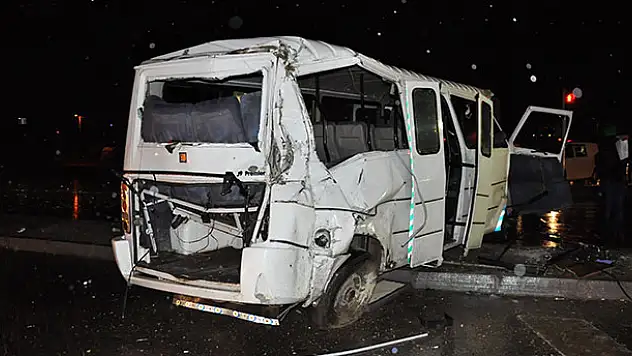 Öğrenci servisiyle tır çarpıştı: 4'ü ağır 16 yaralı