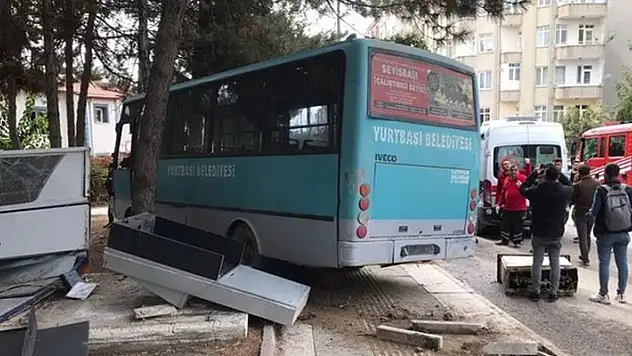 Öğrenci taşıyan midibüsün freni patladı, sokak savaş alanına döndü
