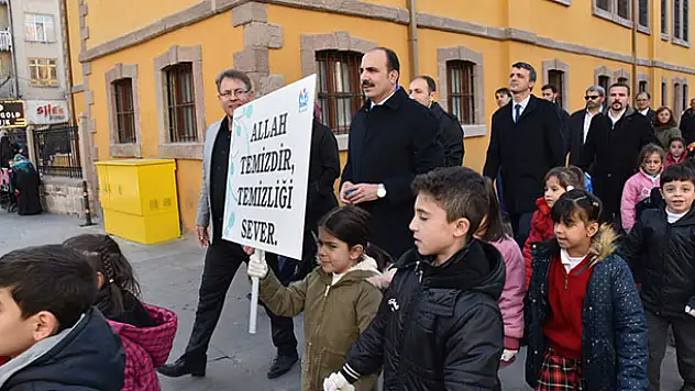 Öğrenciler doğa ve temizlik için yürüdü