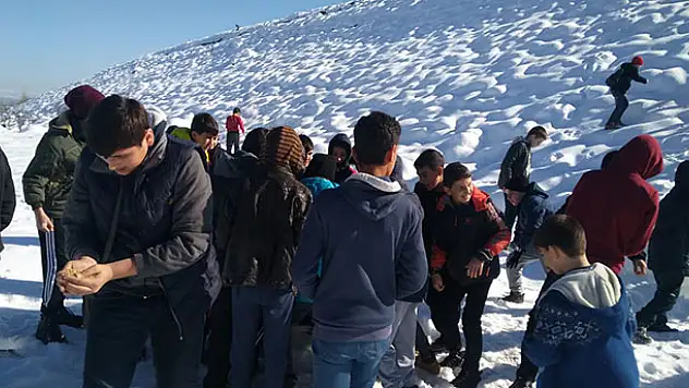 Öğrenciler doğaya yem bıraktı