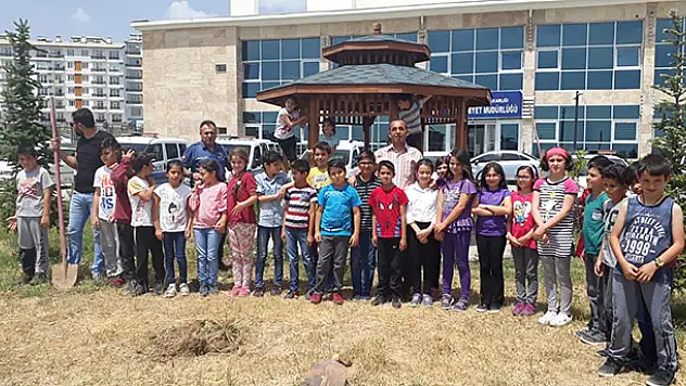 Öğrenciler emniyetin bahçesine fidan dikti