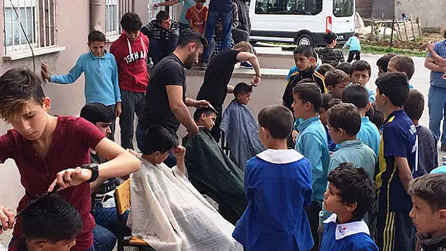 Öğrenciler fön çekip, saç tıraşı yaptı