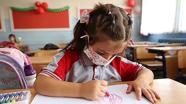 Öğrenciler için izolasyon süreleri kısaltıldı! 5 gün sonra okula dönecekler
