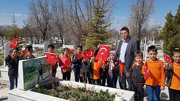 Öğrenciler şehit mezarını ziyaret etti