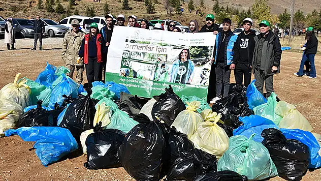 Öğrenciler tarafından ormanda temizlik çalışması yapıldı