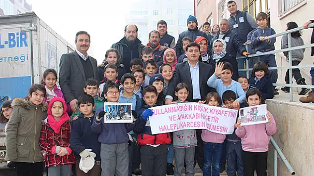 Öğrencilerden Halep'e yardım