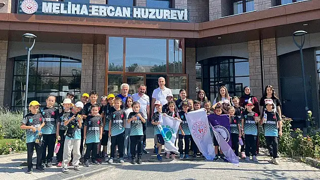 Öğrencilerden huzurevi sakinlerine anlamlı ziyaret