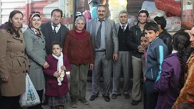 Öğrencilerden Suriyeli sığınmacılara yardım