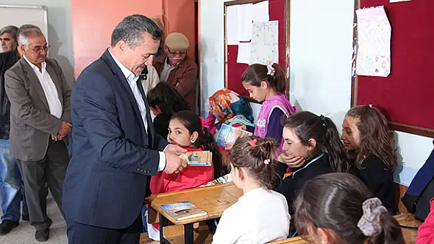 Öğrencilere kitap dağıtıldı
