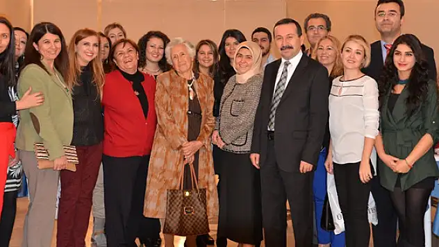 Öğrencilere yardım elini uzattı 