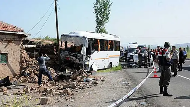 Öğrencileri geziye götüren midibüs kaza yaptı