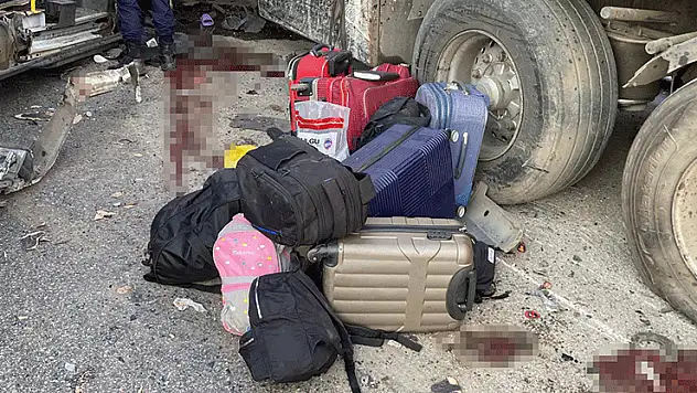 Öğrencileri Mersin'e tatile getiren minibüs kaza yaptı: 2 ölü, 10 yaralı