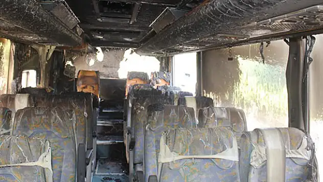 Öğrencileri mezuniyet törenine götüren otobüste yangın
