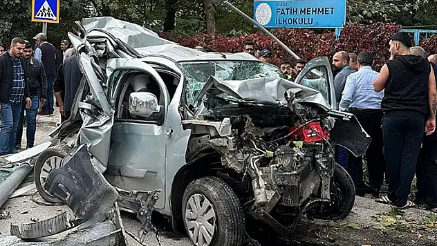 Öğrencileri taşıyan midibüs, 2 araca çarpıp parka daldı 16 yaralı


