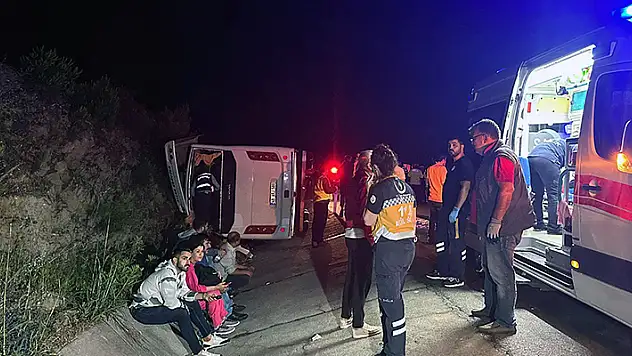Öğrencileri taşıyan midibüs şarampole uçtu: 25 yaralı
