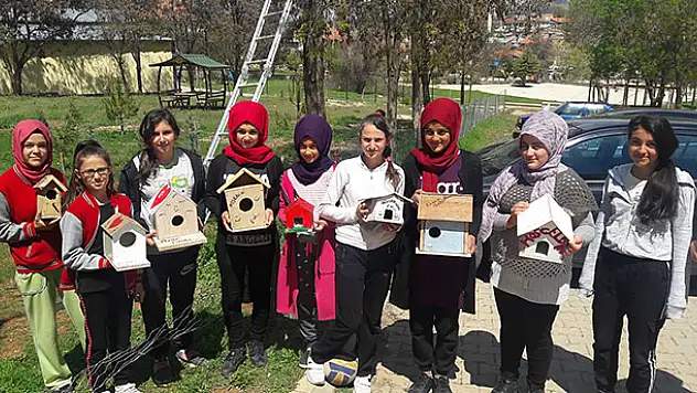 Öğrencilerin hazırladığı kuş yuvaları ağaçlara yerleştirildi