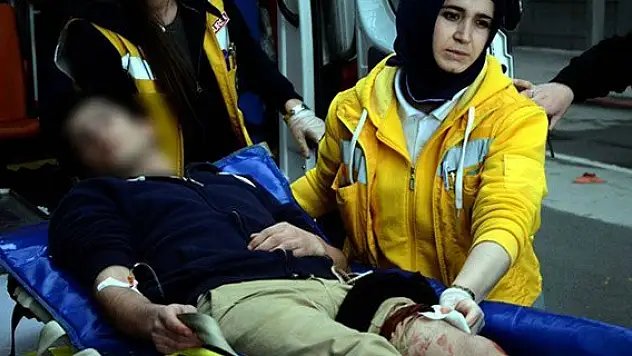 Öğrencilerin küfürleşmesi kanlı bitti