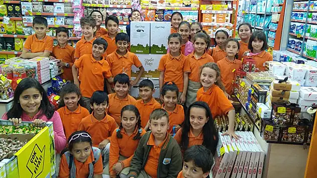 Öğrencilerin kumbarada biriktirdikleri harçlıklar yardım kolisi oldu