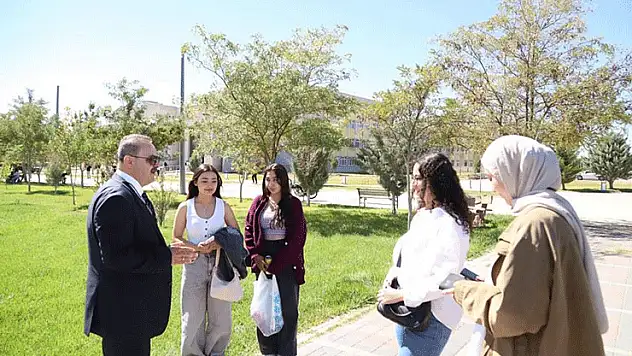 Öğrencilerle buluşan Rektör Arıbaş: Kampüsümüz sizlerle güzel