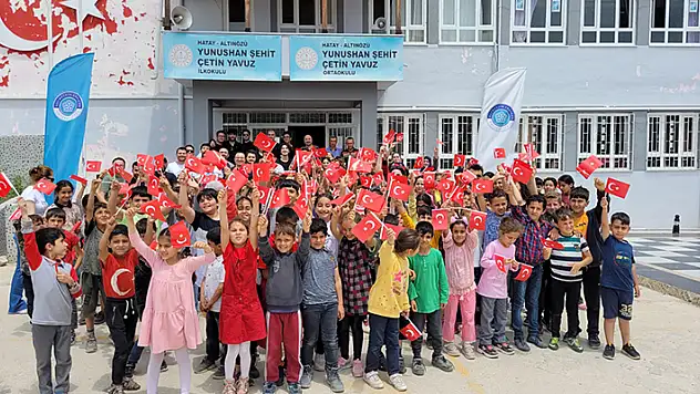 Öğretim üyeleri ve öğrencilerden Hatay'daki çocuklara müzikli moral
