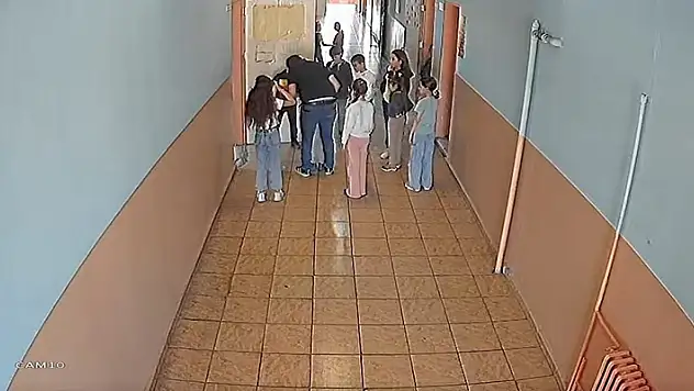 Öğretmen, boğazına yiyecek takılan öğrenciyi 'Heimlich' manevrasıyla kurtardı
