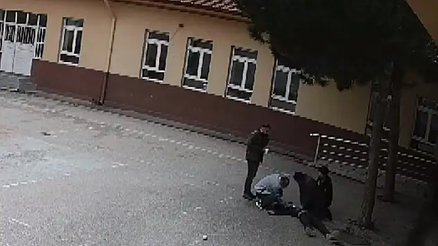Öğretmen, kalbi duran öğrencisini kalp masajıyla hayata döndürdü


