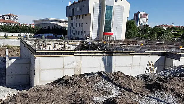 Öğretmenevi inşaatında beton kalıplar çöktü