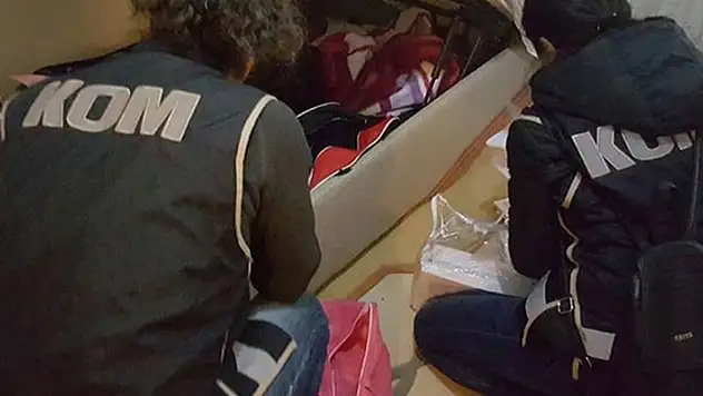 Öğretmenin evinden uyuşturucu ve silah çıktı!
